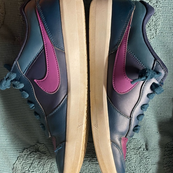 Nike shoes - Picture 3 of 5